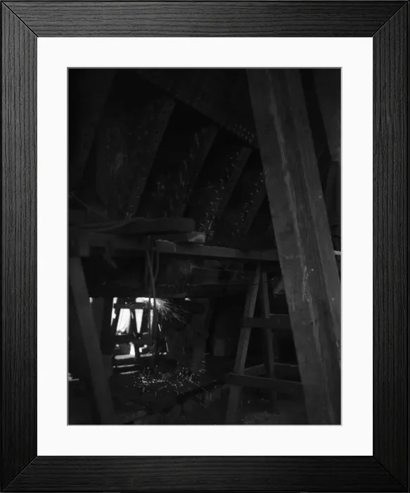 Framed Print : Shipbuilders at the King George V dry dock in Southampton replace damaged hull plates of