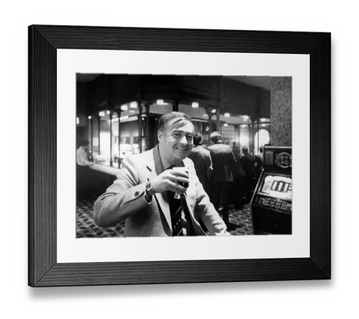 Framed Print : Laurie Pigg at his Pig and Whistle pub in Middlesbrough. 21st November 1983