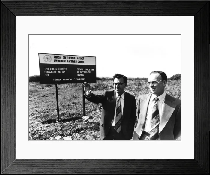 Framed Print : Mrs Williams (LEFT) director of manufacture, Ford of Britain Framed Print : Mrs Williams (LEFT) director of manufacture, Ford of Britain