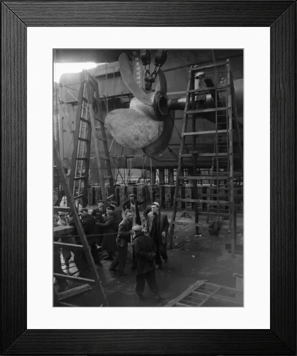 Framed Print : Shipbuilders at the King George V dry dock in Southampton replace one of the mighty Framed Print : Shipbuilders at the King George V dry dock in Southampton replace one of the mighty
