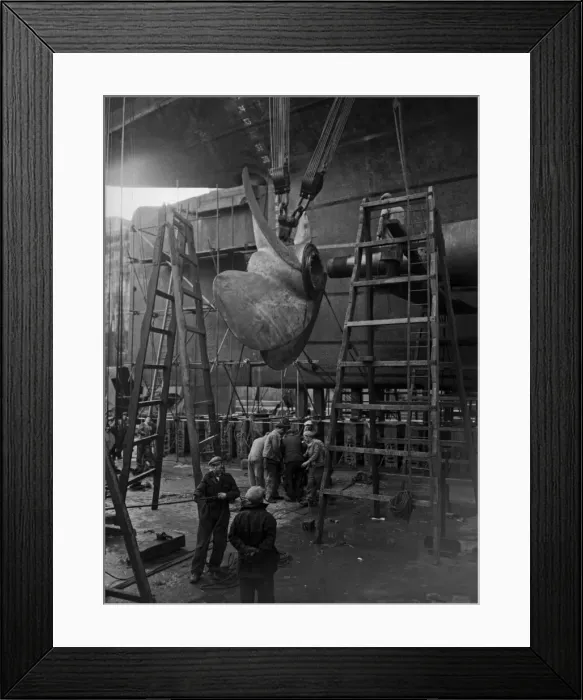 Framed Print : Shipbuilders at the King George V dry dock in Southampton replace one of the mighty Framed Print : Shipbuilders at the King George V dry dock in Southampton replace one of the mighty