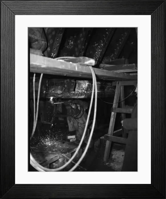 Framed Print : Shipbuilders at the King George V dry dock in Southampton replace damaged hull plates of
