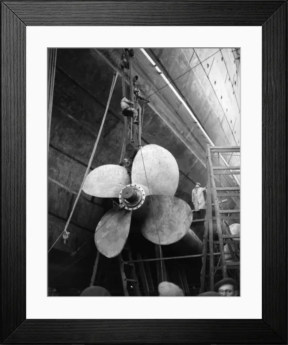 Framed Print : Shipbuilders at the King George V dry dock in Southampton replace one of the mighty Framed Print : Shipbuilders at the King George V dry dock in Southampton replace one of the mighty