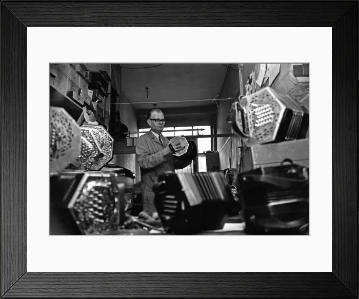 Framed Print : Harry Crabb seen here making concertinas in his workshop at Liverpool Street Framed Print : Harry Crabb seen here making concertinas in his workshop at Liverpool Street