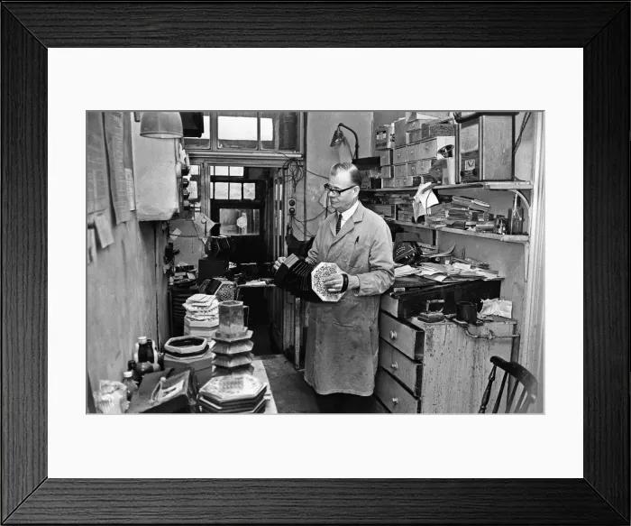 Framed Print : Harry Crabb seen here making concertinas in his workshop at Liverpool Street