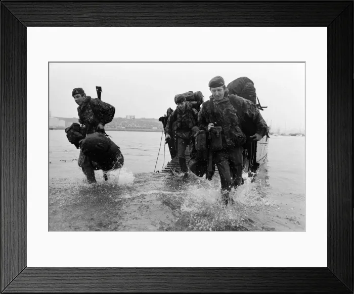 Framed Print : The men of the 29th Marine Commando Royal Artillery return from the Falklands Framed Print : The men of the 29th Marine Commando Royal Artillery return from the Falklands