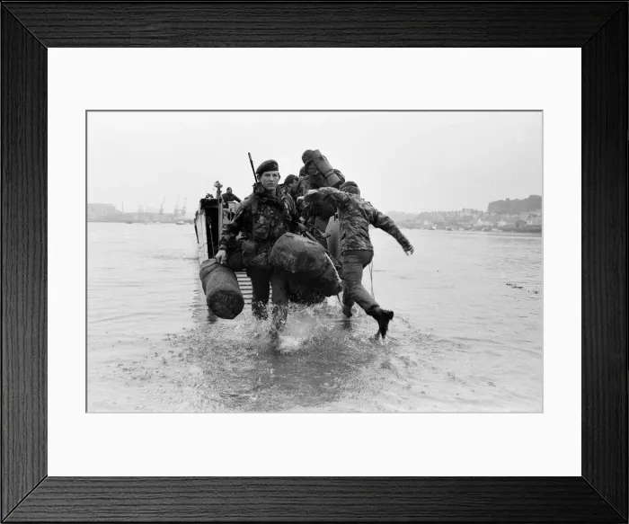 Framed Print : The men of the 29th Marine Commando Royal Artillery return from the Falklands Framed Print : The men of the 29th Marine Commando Royal Artillery return from the Falklands