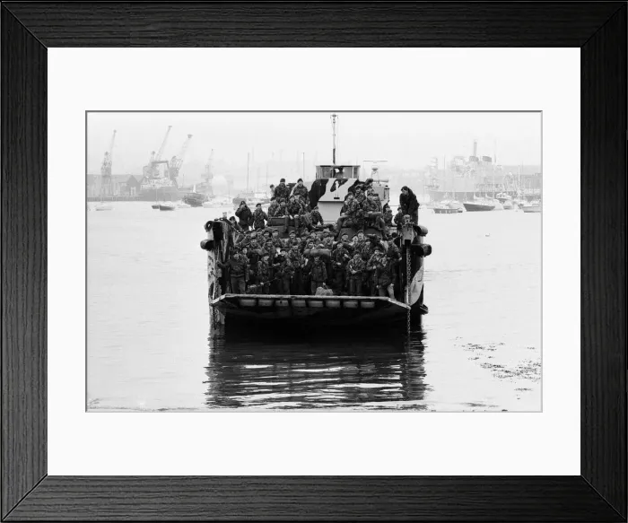 Framed Print : The men of the 29th Marine Commando Royal Artillery return from the Falklands