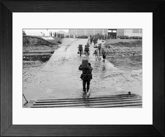 Framed Print : The men of the 29th Marine Commando Royal Artillery return from the Falklands Framed Print : The men of the 29th Marine Commando Royal Artillery return from the Falklands