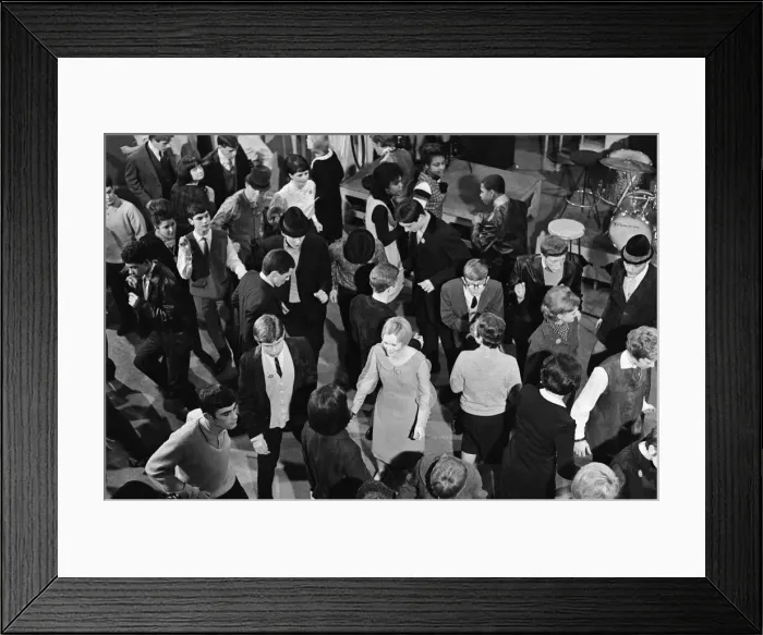 Framed Print : Ready Steady Go - Teenage TV pop music and dancing show aired on ATV TV from 1963-1966 Framed Print : Ready Steady Go - Teenage TV pop music and dancing show aired on ATV TV from 1963-1966