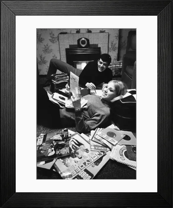 Framed Print : Ready Steady Go - Teenage TV pop music and dancing show aired on ATV TV from 1963-1966 Framed Print : Ready Steady Go - Teenage TV pop music and dancing show aired on ATV TV from 1963-1966