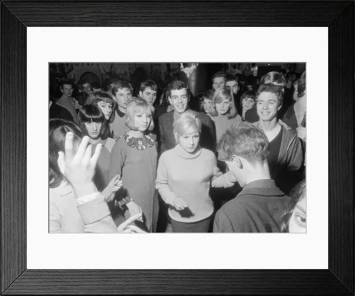 Framed Print : Ready Steady Go - Teenage TV pop music and dancing show aired on ATV TV from 1963-1966 Framed Print : Ready Steady Go - Teenage TV pop music and dancing show aired on ATV TV from 1963-1966