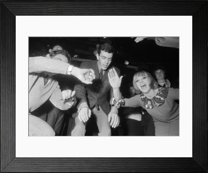Framed Print : Ready Steady Go - Teenage TV pop music and dancing show aired on ATV TV from 1963-1966 Framed Print : Ready Steady Go - Teenage TV pop music and dancing show aired on ATV TV from 1963-1966