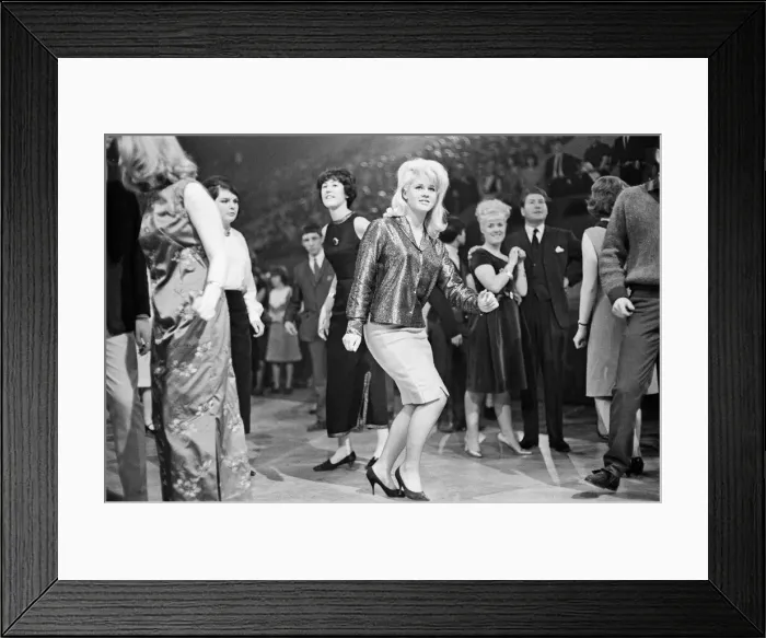 Framed Print : Ready Steady Go - Teenage TV pop music and dancing show on ATV TV from 1963-1966
