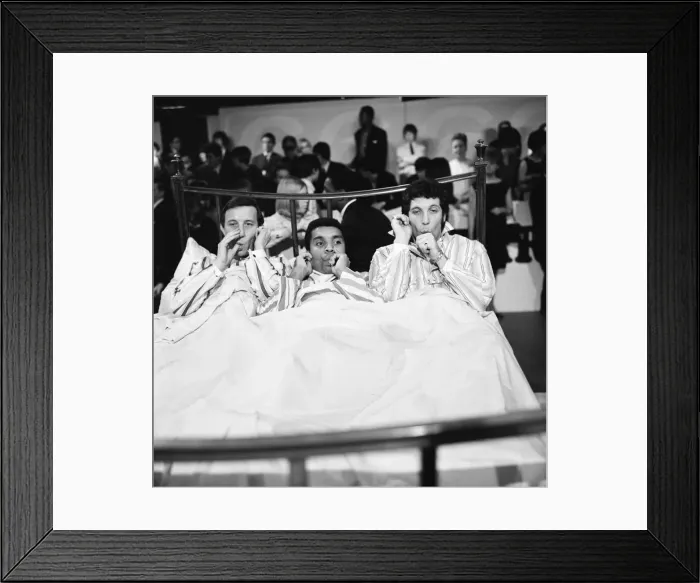Framed Print : Ready Steady Go - Teenage TV pop music and dancing show on ATV TV from 1963-1966 Framed Print : Ready Steady Go - Teenage TV pop music and dancing show on ATV TV from 1963-1966