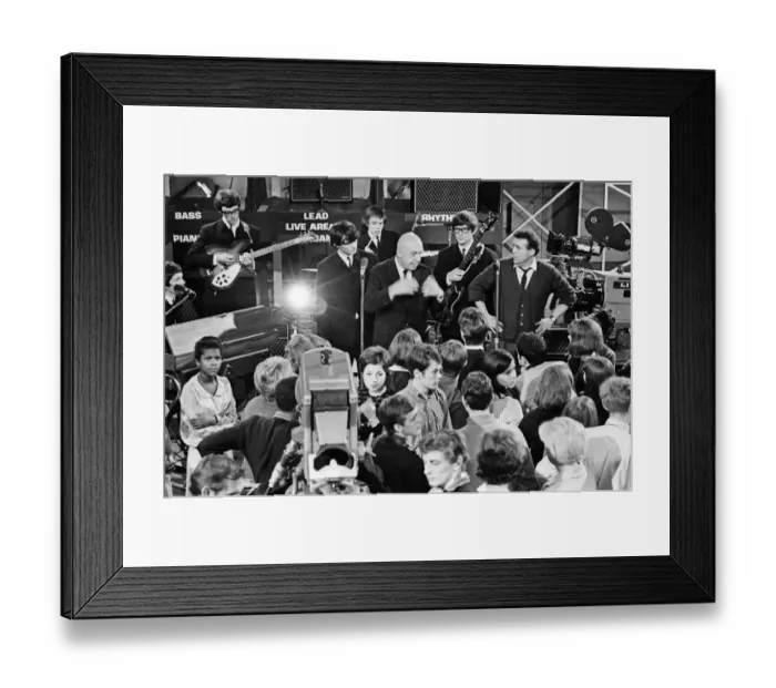 Framed Print : Ready Steady Go - Teenage TV pop music and dancing show aired on ATV TV from 1963-1966 Framed Print : Ready Steady Go - Teenage TV pop music and dancing show aired on ATV TV from 1963-1966