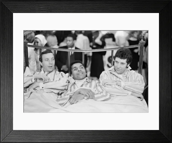 Framed Print : Ready Steady Go - Teenage TV pop music and dancing show on ATV TV from 1963-1966 Framed Print : Ready Steady Go - Teenage TV pop music and dancing show on ATV TV from 1963-1966