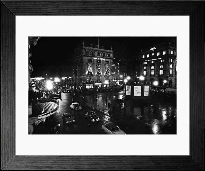 Framed Print : A wet and busy Piccadilly Circus, London, United Kingdom, at night Framed Print : A wet and busy Piccadilly Circus, London, United Kingdom, at night