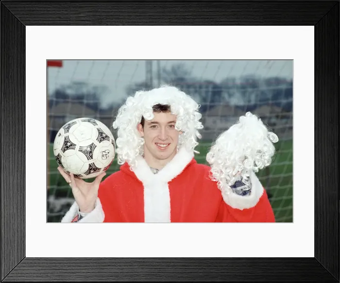 Framed Print : Liverpool striker Robbie Fowler dressed as Farther Christmas. 19th December 1995