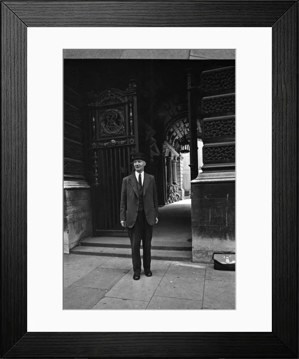 Framed Print : Lord Denning, Minister of the Rolls, presents his report into the Profumo scandal