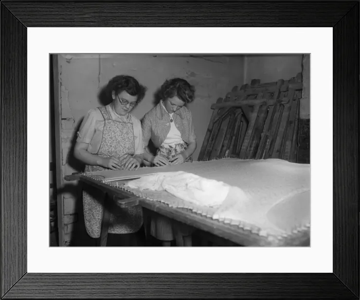 Framed Print : Employees at The Shawl Factory of GH Hurt and Son in Nottingham seen here attaching a