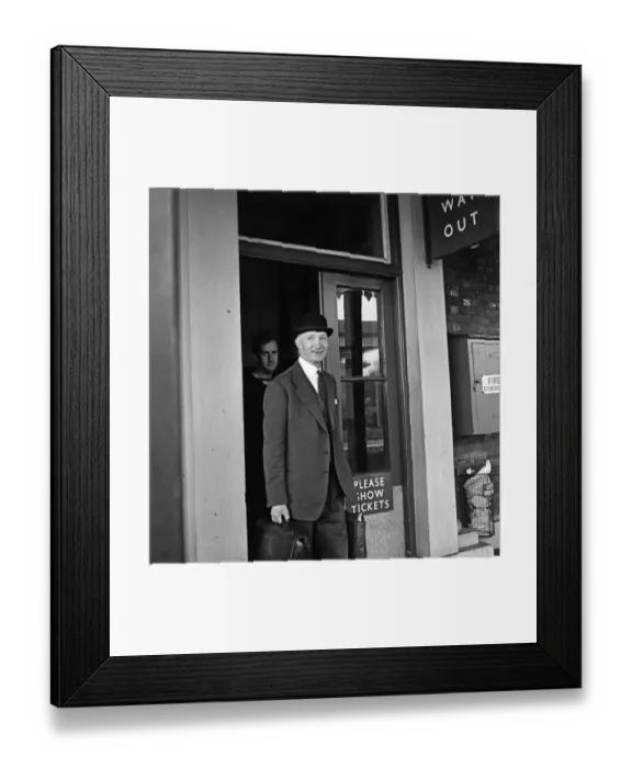 Framed Print : Lord Denning at Whitchurch station to go to London to present his report into the Profumo