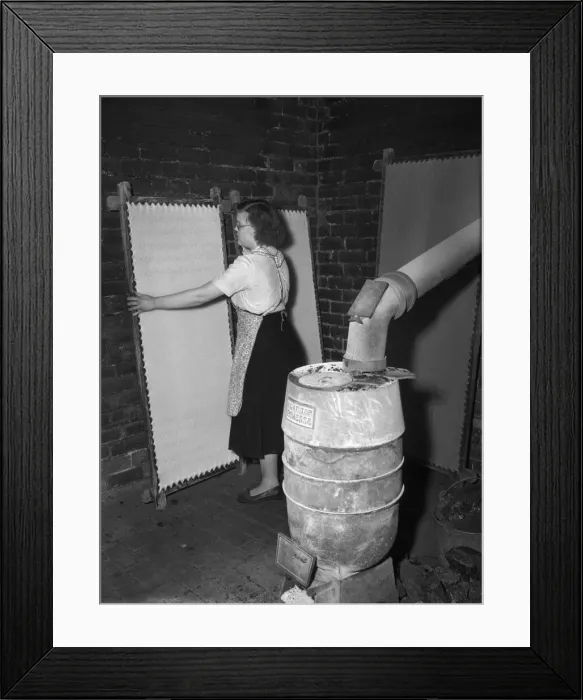 Framed Print : A worker at The Shawl Factory of GH Hurt and Son in Nottingham seen here laying out