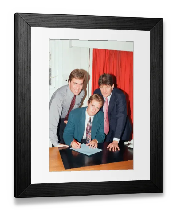 Framed Print : Footballer Phil Parkinson, signs for Reading Football Club, Friday 3rd July 1992