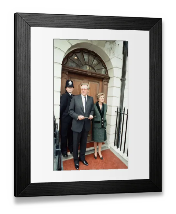 Framed Print : Michael Heseltine launches his Conservative party leadership challenge alongside his wife Framed Print : Michael Heseltine launches his Conservative party leadership challenge alongside his wife