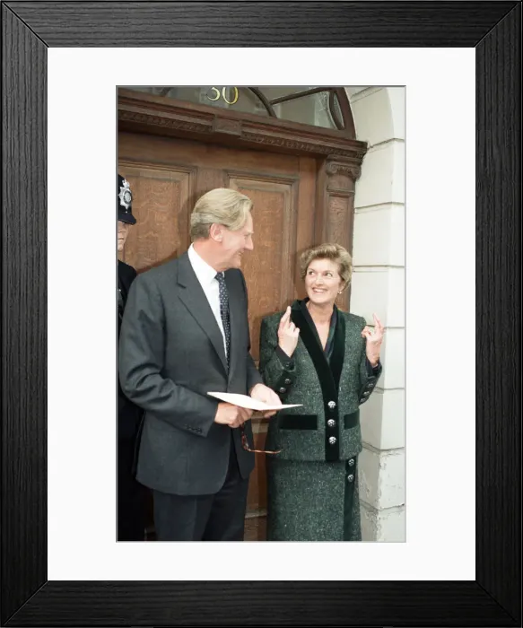 Framed Print : Michael Heseltine launches his Conservative party leadership challenge alongside his wife Framed Print : Michael Heseltine launches his Conservative party leadership challenge alongside his wife