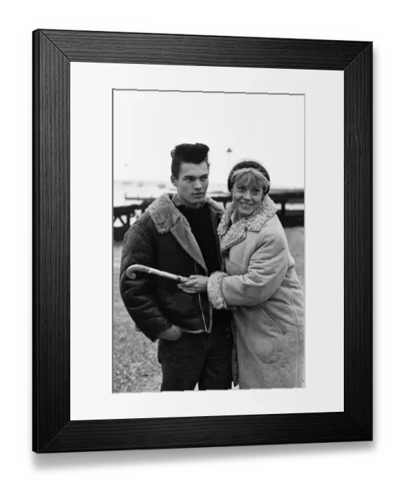 Framed Print : EastEnders went to Southend, Essex, to film the reunion of runaway Mark Fowler Framed Print : EastEnders went to Southend, Essex, to film the reunion of runaway Mark Fowler