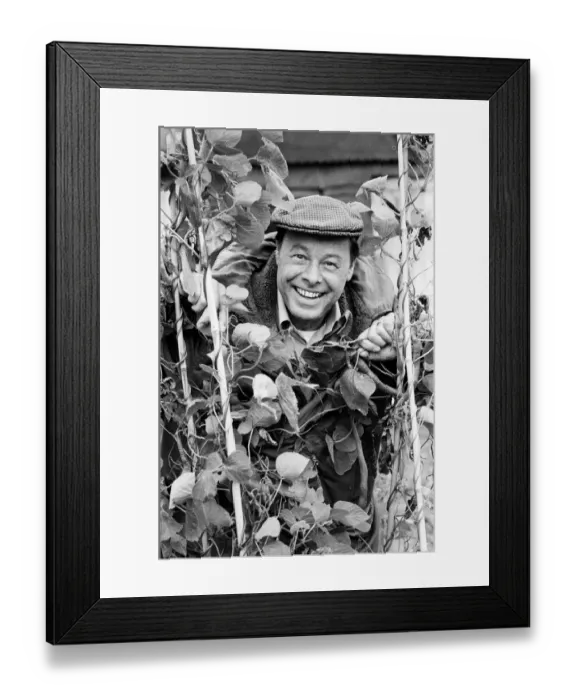 Framed Print : Actor Bill Treacher (Arthur Fowler) on the EastEnders set at Elstree. 4th October 1985
