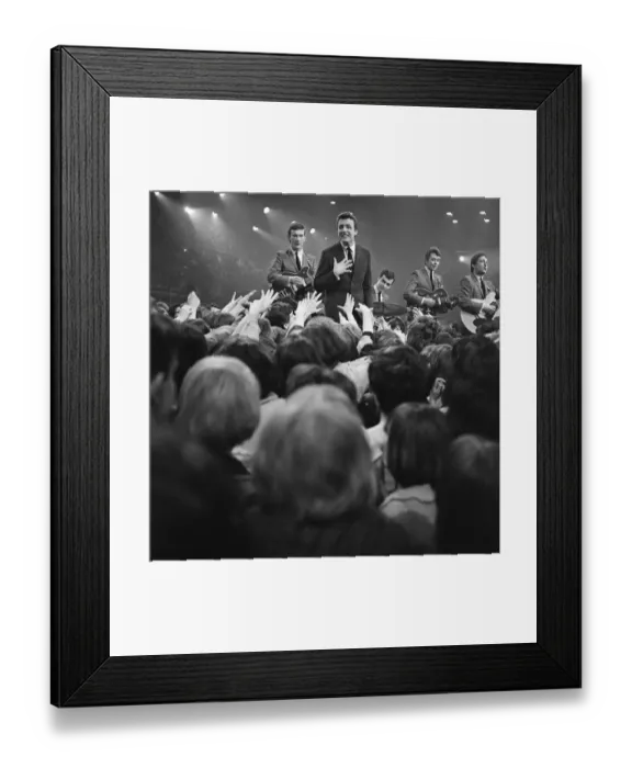 Framed Print : Ready Steady Go - Teenage TV pop music and dancing show on ATV TV from 1963-1966 Framed Print : Ready Steady Go - Teenage TV pop music and dancing show on ATV TV from 1963-1966