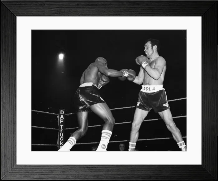 Framed Print : Alan Minter vs. Marvin Hagler, WBA and WBC world middleweight title fight, Wembley Arena Framed Print : Alan Minter vs. Marvin Hagler, WBA and WBC world middleweight title fight, Wembley Arena