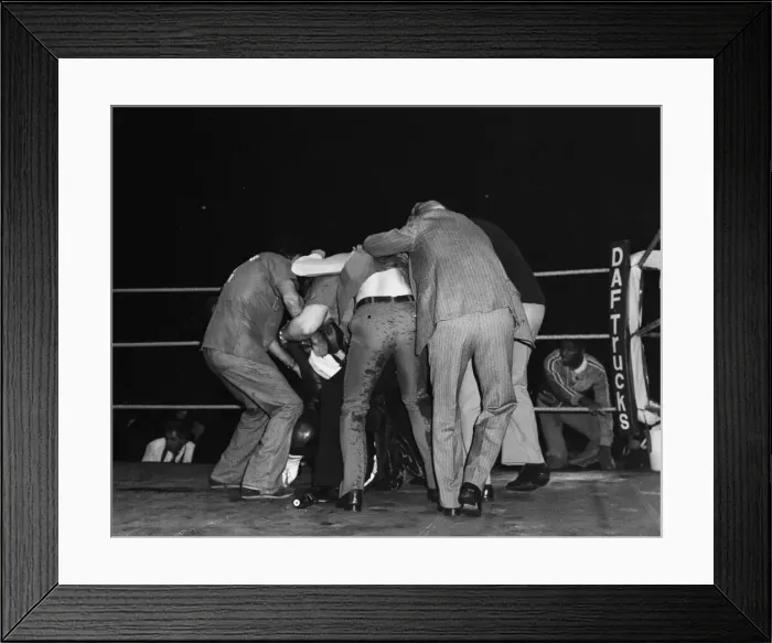 Framed Print : Alan Minter vs. Marvin Hagler, WBA and WBC world middleweight title fight, Wembley Arena Framed Print : Alan Minter vs. Marvin Hagler, WBA and WBC world middleweight title fight, Wembley Arena