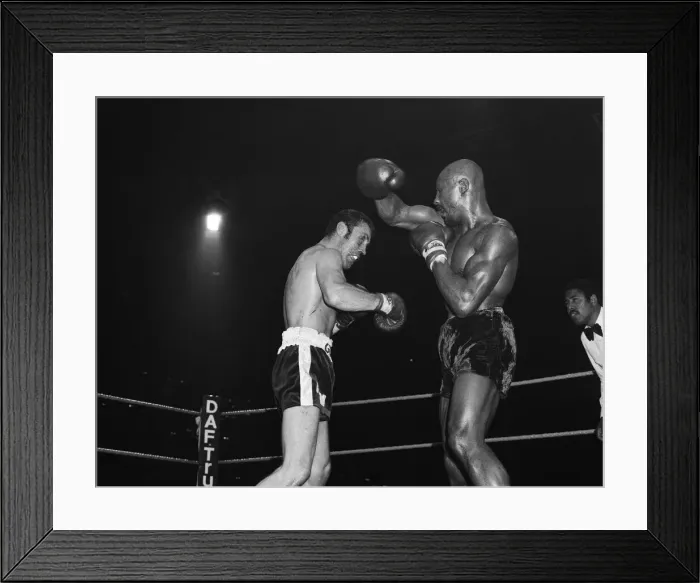 Framed Print : Alan Minter vs. Marvin Hagler, WBA and WBC world middleweight title fight, Wembley Arena Framed Print : Alan Minter vs. Marvin Hagler, WBA and WBC world middleweight title fight, Wembley Arena