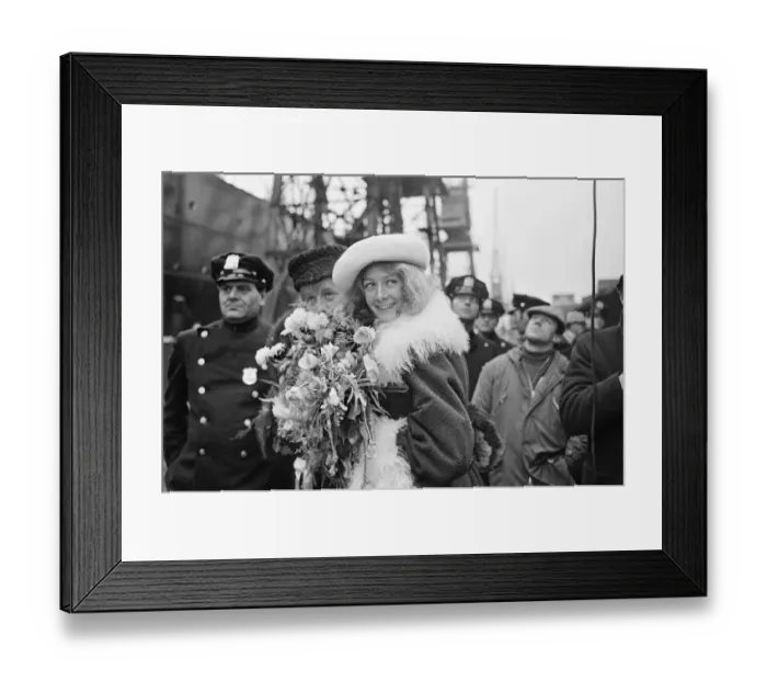 Framed Print : Vanessa Redgrave (actor) pictured in her white hat and boa Framed Print : Vanessa Redgrave (actor) pictured in her white hat and boa