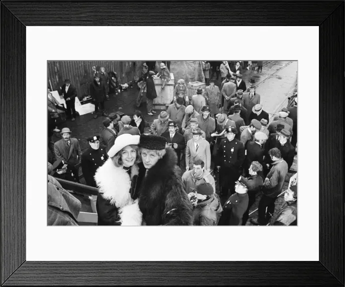 Framed Print : Vanessa Redgrave (actor) pictured in her white hat and boa Framed Print : Vanessa Redgrave (actor) pictured in her white hat and boa