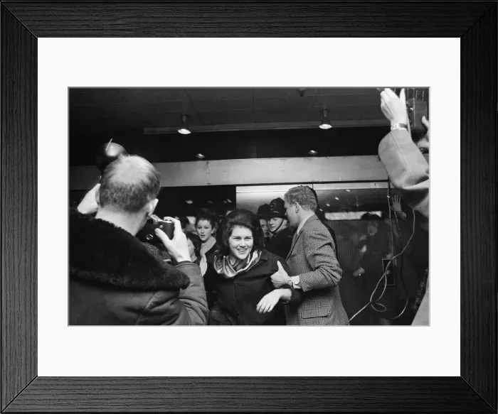 Framed Print : Picture shows a crowd of teenagers outside the ARTV studios in Kingsway, London Framed Print : Picture shows a crowd of teenagers outside the ARTV studios in Kingsway, London