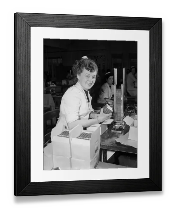 Framed Print : Packing chocolate bars at the Cadbury factory at Bourneville 26th March 1953