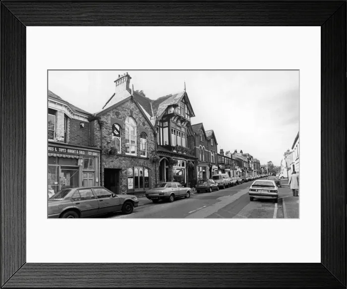 Framed Print : The wine bars and restaurants of Liverpools Lark Lane. 19th August 1988 Framed Print : The wine bars and restaurants of Liverpools Lark Lane. 19th August 1988