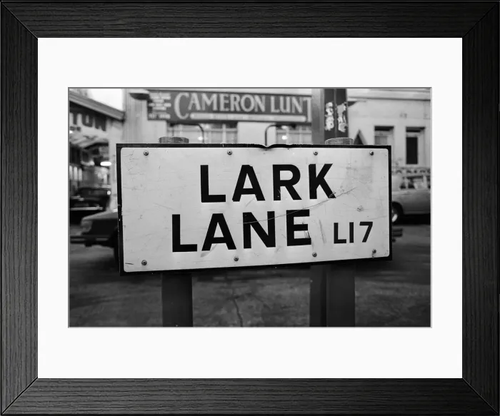 Framed Print : General views of Lark Lane, Liverpool, Merseyside. 25th November 1992