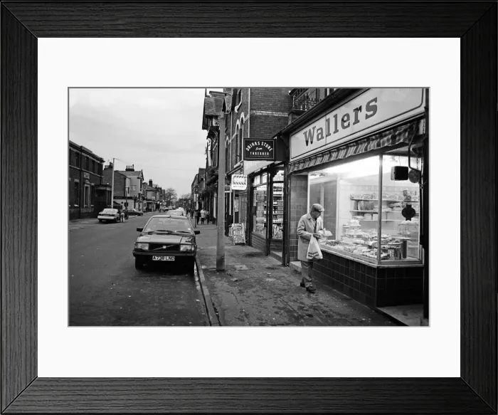 Framed Print : General views of Lark Lane, Liverpool, Merseyside. 25th November 1992 Framed Print : General views of Lark Lane, Liverpool, Merseyside. 25th November 1992