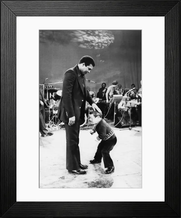 Framed Print : Muhammad Ali fights Kenny Baker the midget. 15th January 1979 Framed Print : Muhammad Ali fights Kenny Baker the midget. 15th January 1979