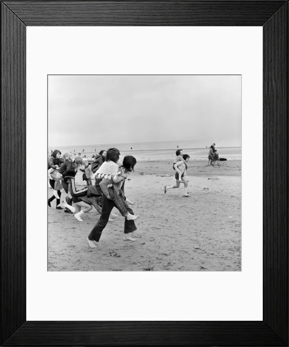 Framed Print : Holidaymakers at Redcar. 1971 Framed Print : Holidaymakers at Redcar. 1971