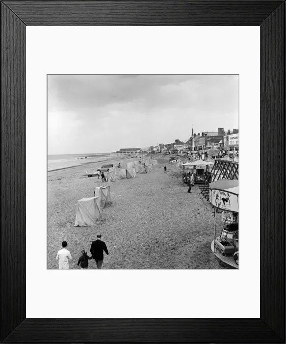 Framed Print : Holidaymakers at Redcar. 1971 Framed Print : Holidaymakers at Redcar. 1971