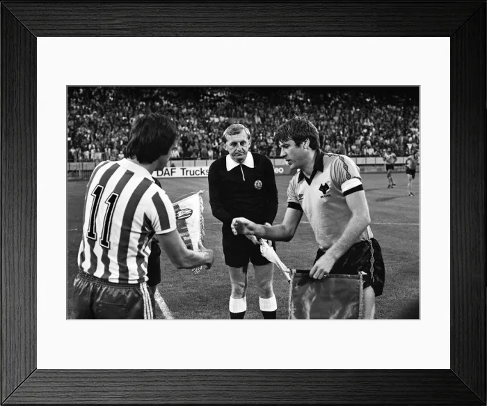 Framed Print : UEFA Cup 1st Round 1st Leg, PSV Eindhoven 3 - 1 Wolverhampton Wanderers Framed Print : UEFA Cup 1st Round 1st Leg, PSV Eindhoven 3 - 1 Wolverhampton Wanderers