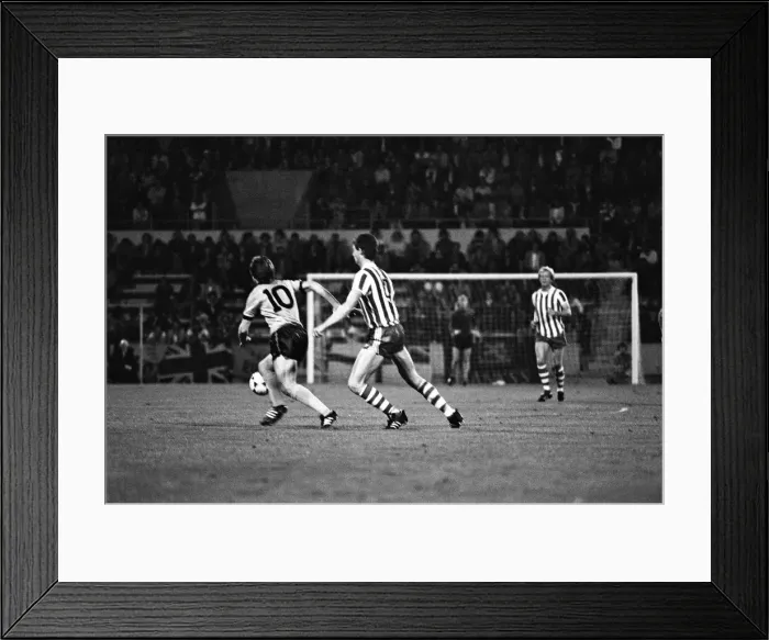 Framed Print : UEFA Cup 1st Round 1st Leg, PSV Eindhoven 3 - 1 Wolverhampton Wanderers Framed Print : UEFA Cup 1st Round 1st Leg, PSV Eindhoven 3 - 1 Wolverhampton Wanderers
