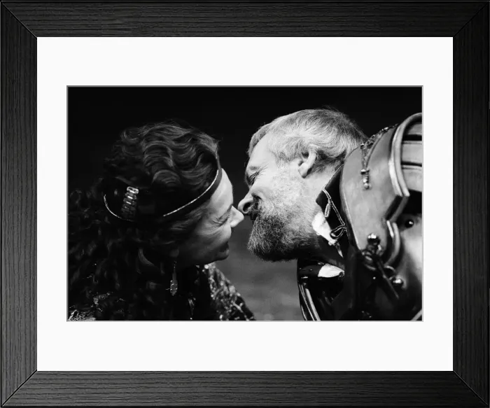 Framed Print : Judi Dench and Anthony Hopkins in Antony and Cleopatra, National Theatre, London