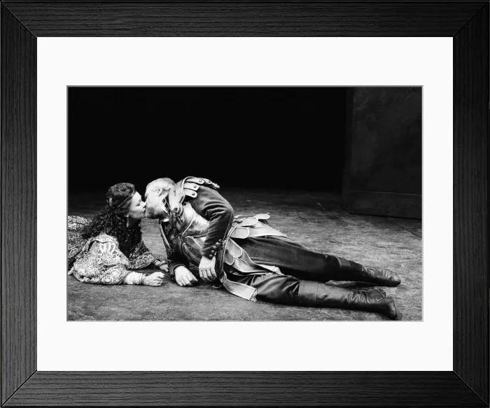 Framed Print : Judi Dench and Anthony Hopkins in Antony and Cleopatra, National Theatre, London Framed Print : Judi Dench and Anthony Hopkins in Antony and Cleopatra, National Theatre, London